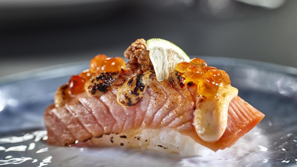 Nigiri de salmón rojo salvaje de Alaska e Ikura