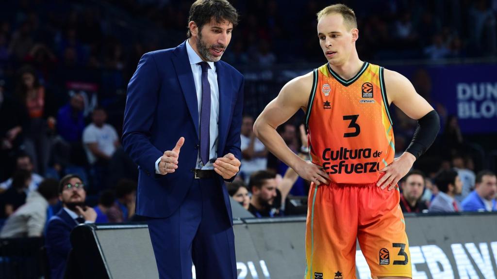 Alex Mumbrú y Klemen Prepelic dialogan durante una jugada