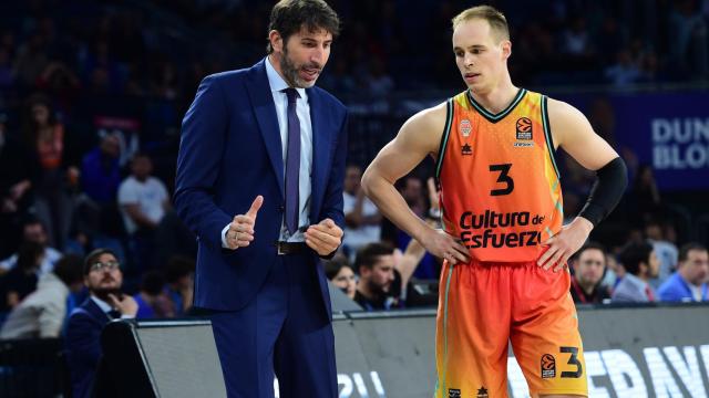 Alex Mumbrú y Klemen Prepelic dialogan durante una jugada