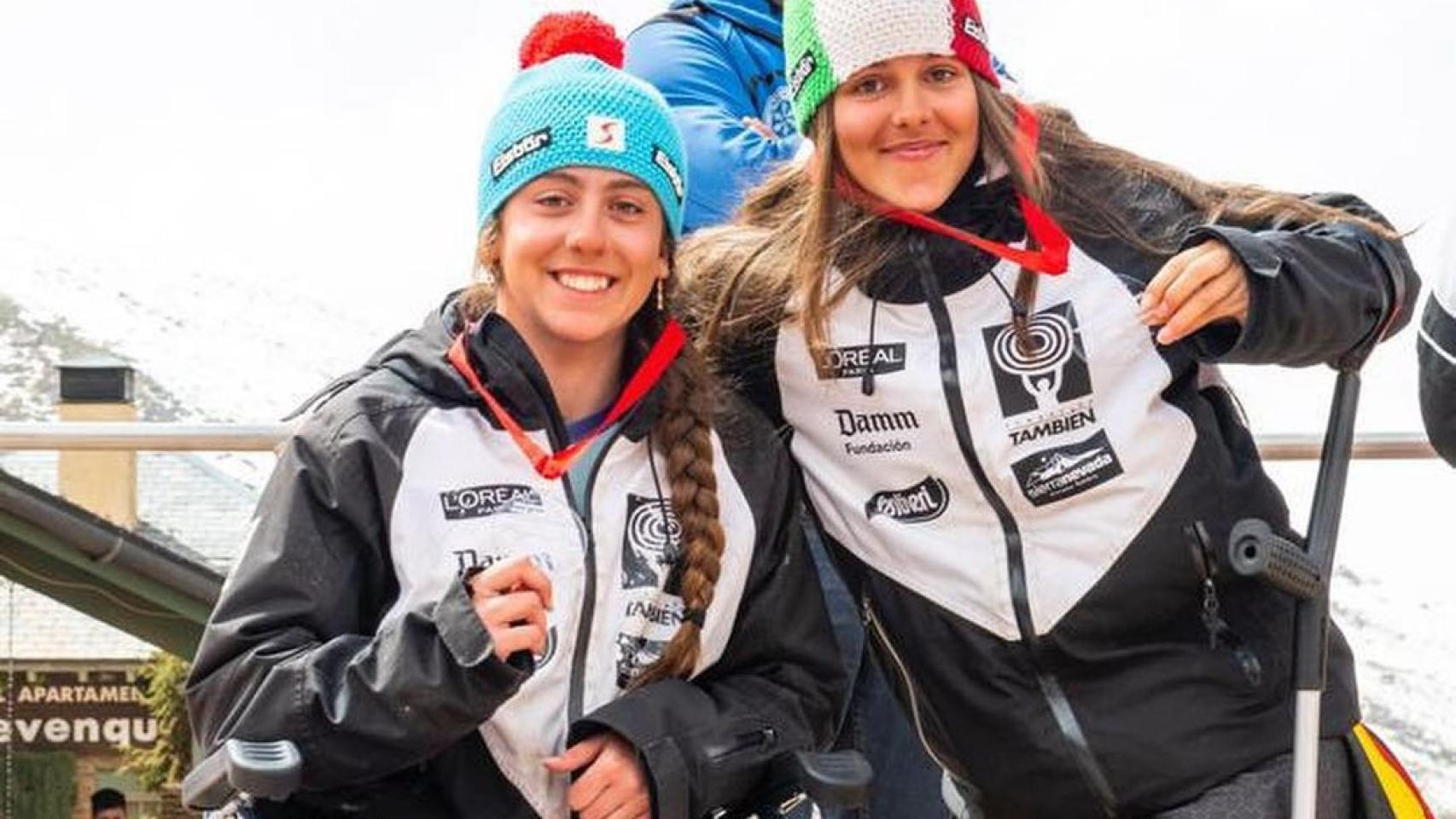 Audrey Pascual y María Martín-Granizo posan junto a sus medallas en la Copa de España de Esquí Adaptado