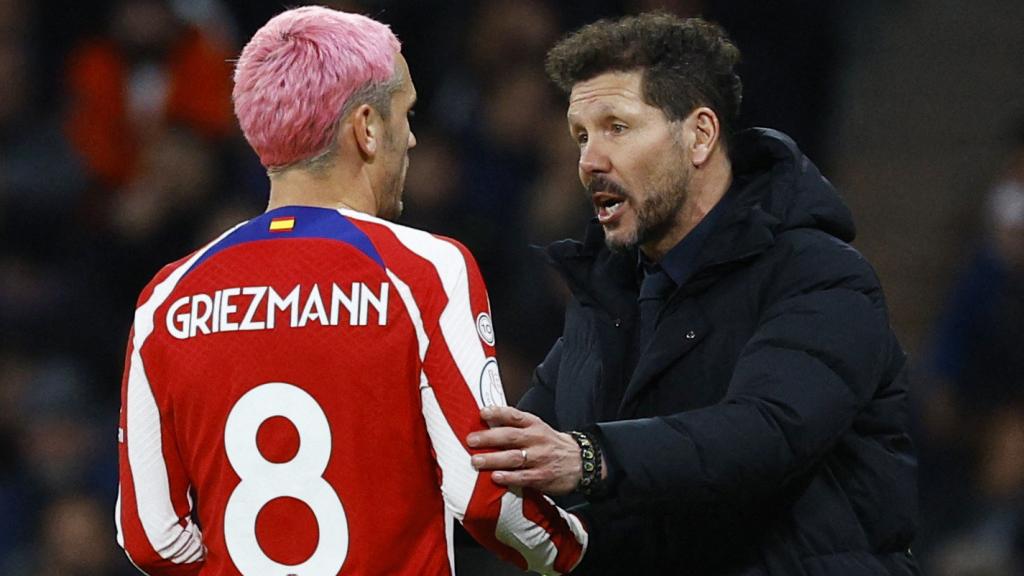 El 'Cholo' Simeone y Griezmann, hablando durante el Derbi