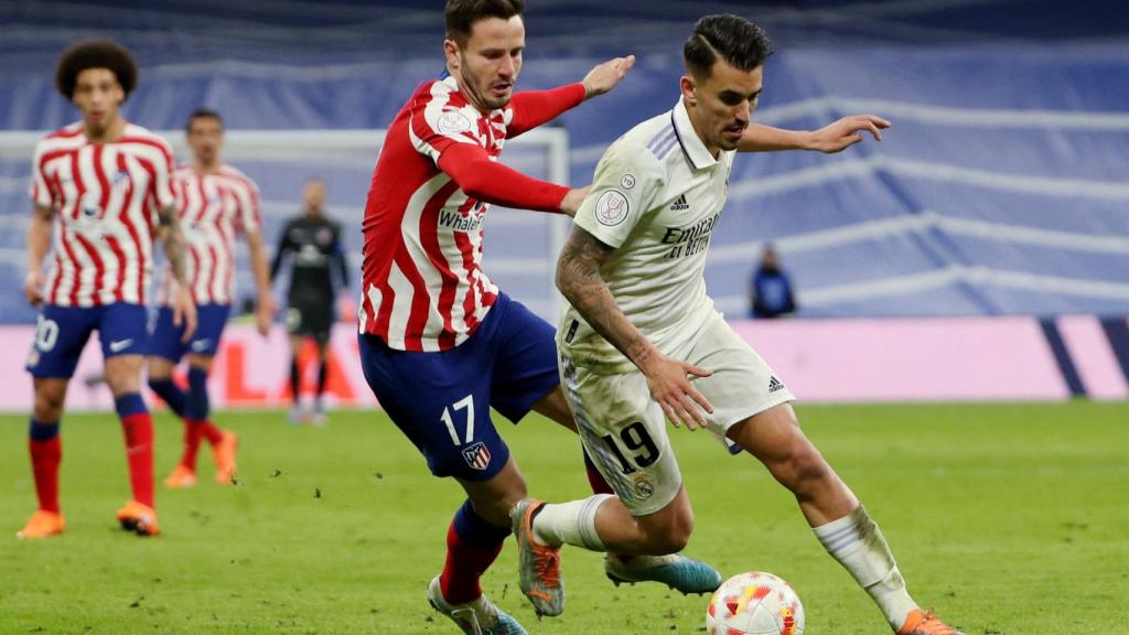 Dani Ceballos, en acción con Saúl Ñíguez en el Derbi de la Copa del Rey 2022/2023
