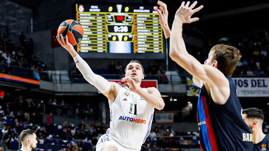 Mario Hezonja intenta una entrada a canasta ante la defensa del Barça