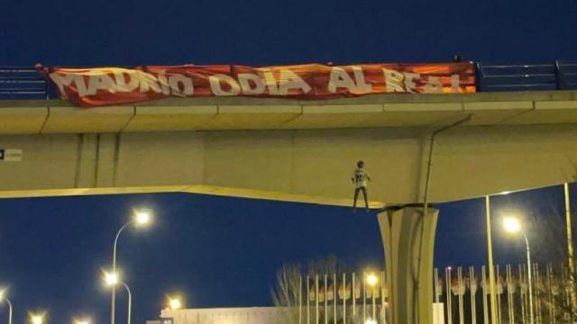 Muñeco de Vinicius y la pancarta.