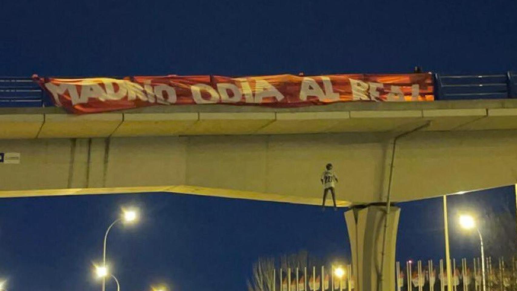 Muñeco de Vinicius colgado de un puente en Madrid