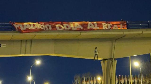 Muñeco de Vinicius colgado de un puente en Madrid