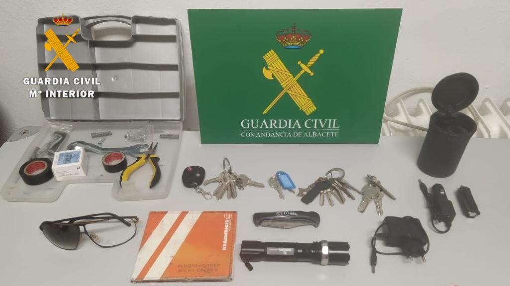Los útiles de los que se servían los presuntos ladrones detenidos en Villarrobledo.