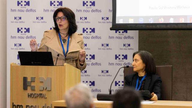 Carole Conforti, presidenta de KOSMA Obervatory, en el estrado del I Encuentro Internacional sobre Salud y Enfermedades Medioambientales.