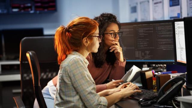 Foto de archivo de dos mujeres trabajando en el sector tecnológico.