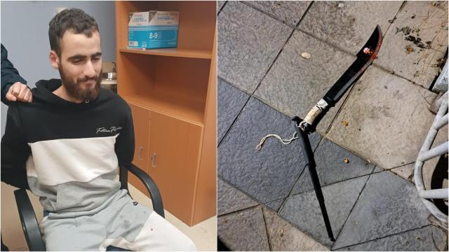 El presunto yihadista, detenido en dependencias policiales. A la derecha, el arma del crimen.