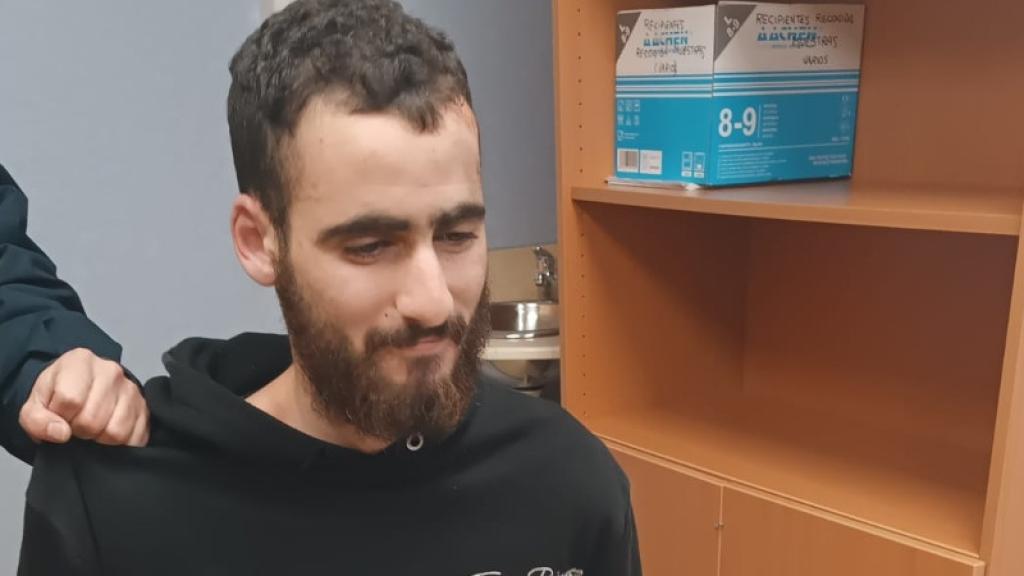 El presunto yihadista, detenido en dependencias policiales. A la derecha, el arma del crimen.