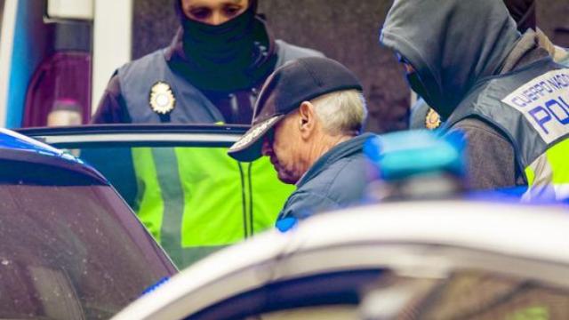 Pompeyo, junto a los investigadores tras el registro de su casa.