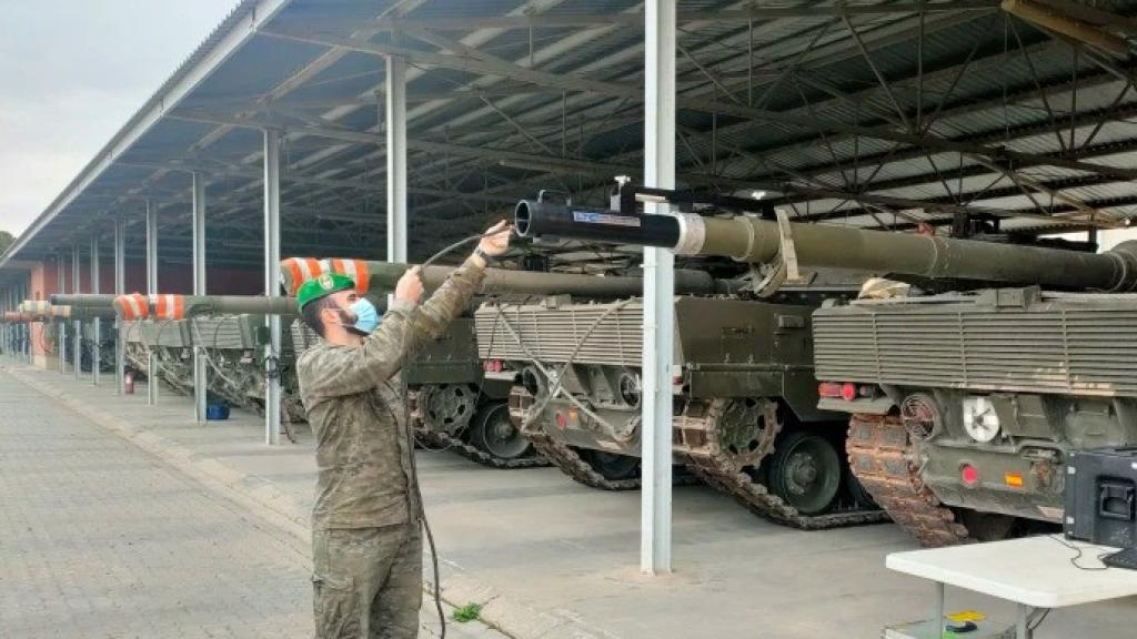 Labores de mantenimiento de uno de los tanques de combate Leopard que posee el Ejército español.