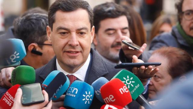 El presidente de la Junta, Juanma Moreno, realiza declaraciones en Málaga.