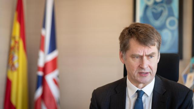Hugh Elliott, embajador de Reino Unido en España, en su despacho oficial, durante la entrevista con EL ESPAÑOL.
