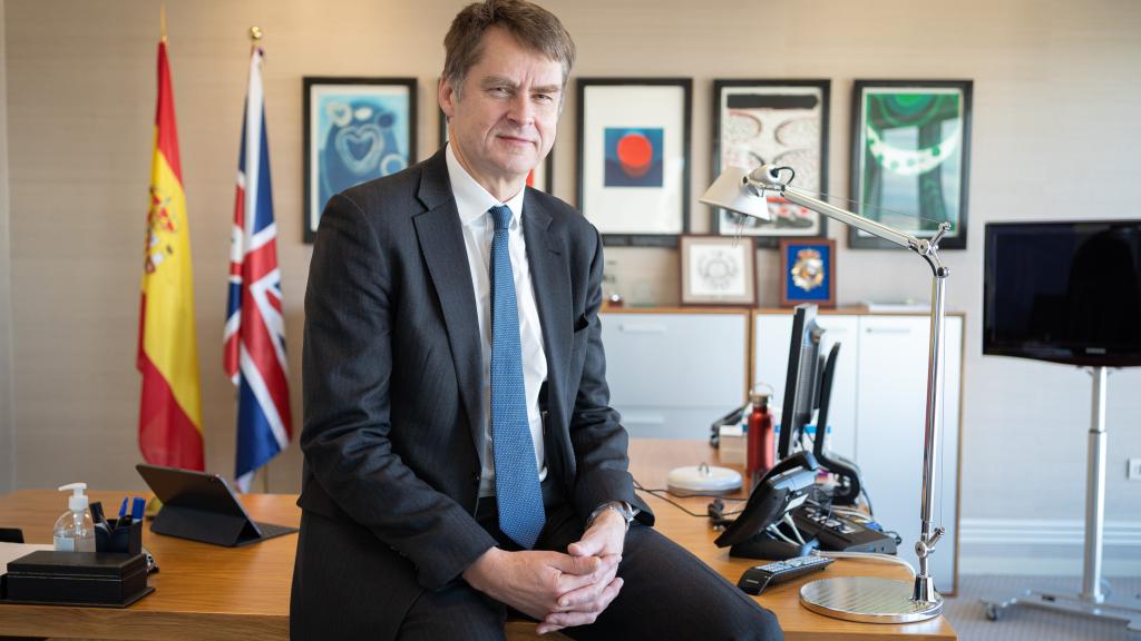 El embajador británico, Hugh Elliott, en su despacho oficial de Madrid.