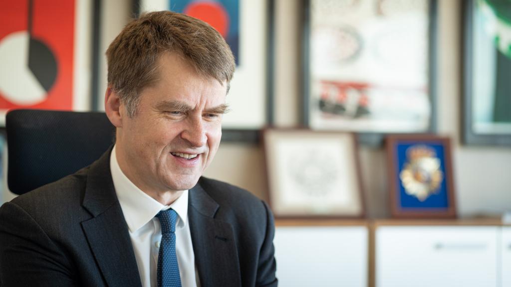 El embajador británico, Hugh Elliott, durante su entrevista telemática con EL ESPAÑOL.