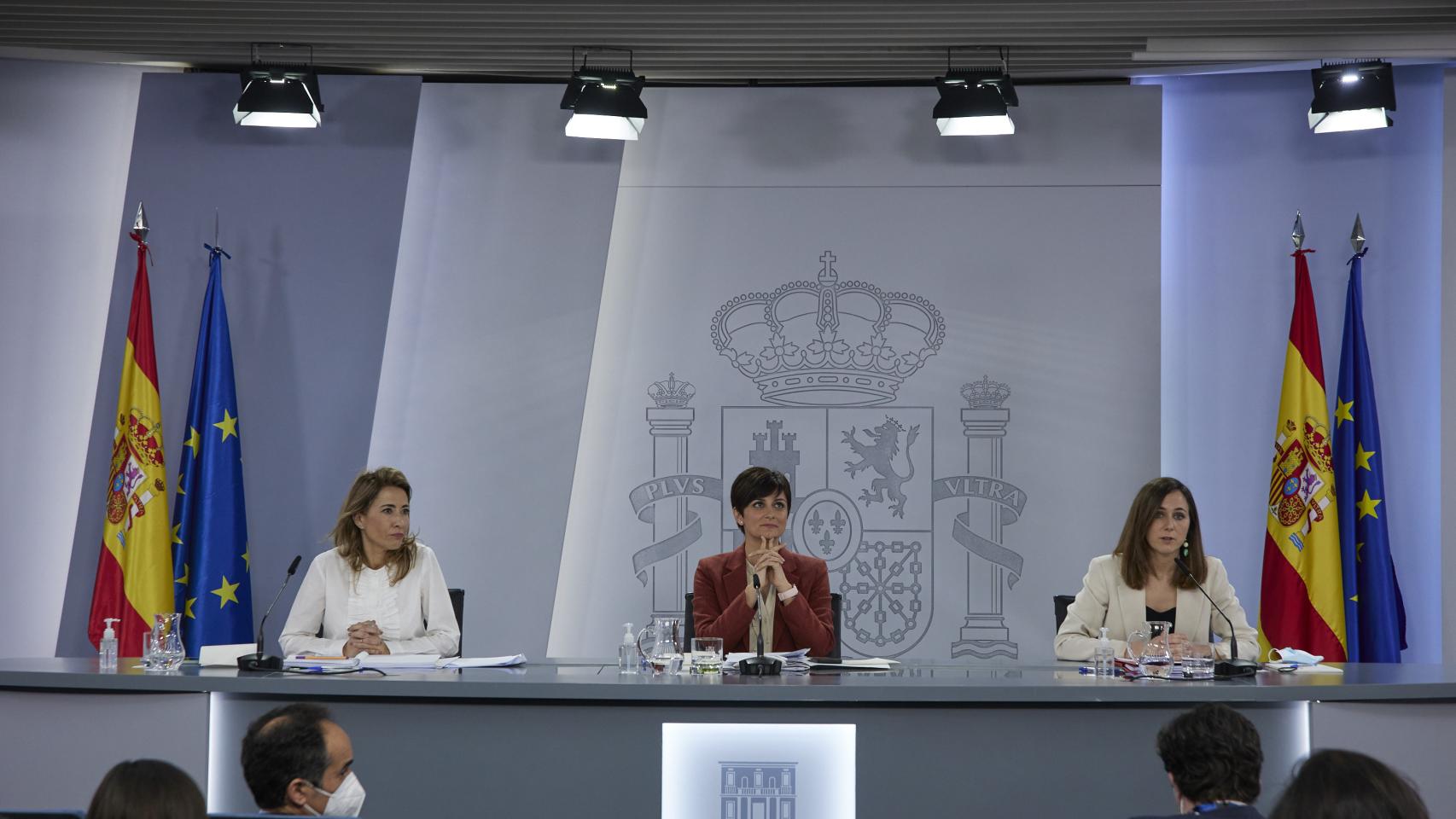 De izqda. a dcha.: Raquel Sánchez (ministra de Transportes, Movilidad y Agenda Urbana), Isabel Rodríguez (ministra Portavoz), e Ione Belarra (ministra de Derechos Sociales y Agenda 2030) tras el Consejo de Ministros que aprobó la ley de vivienda.
