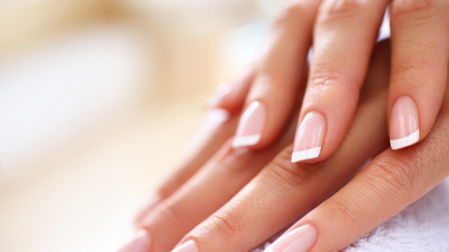 Detalle de una manicura francesa.