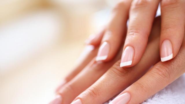 Detalle de una manicura francesa.