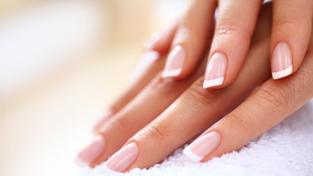 Detalle de una manicura francesa.