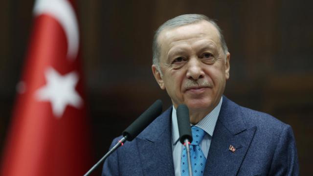 El presidente turco Erdogan se dirige a los legisladores de su partido AK durante una reunión en el parlamento en Ankara.