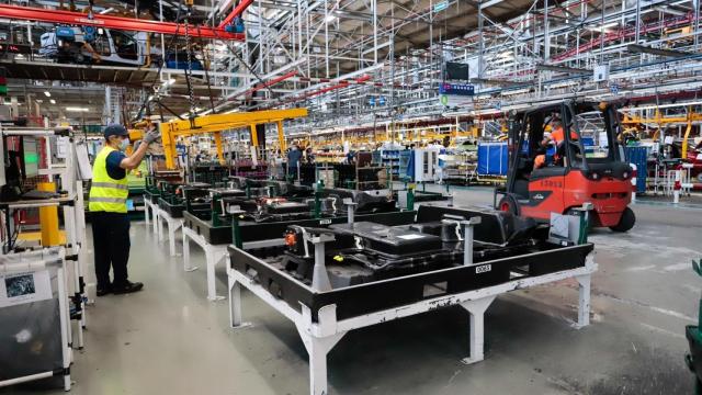 Un operario trabaja en una fábrica de coches gallega.