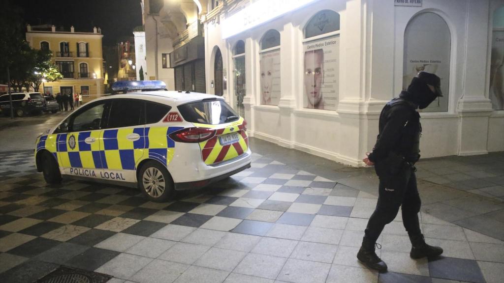 Un policía escudriña la escena del crimen en Algeciras.