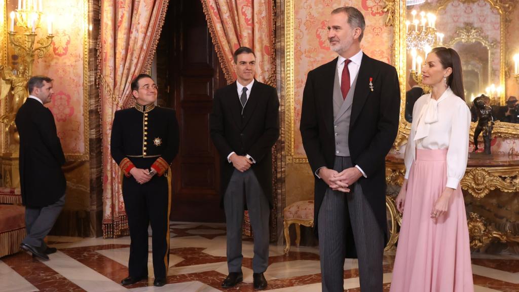 Esta fotografía de Sánchez y el ministro Albares junto a los reyes está dando mucho juego.