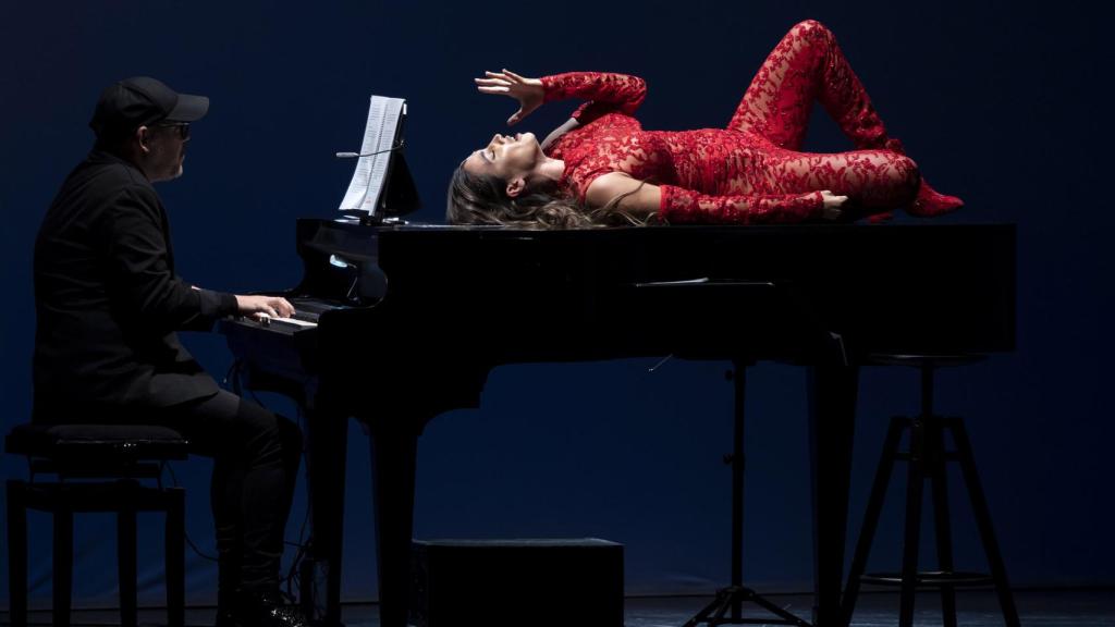 India Martínez, sobre el piano.