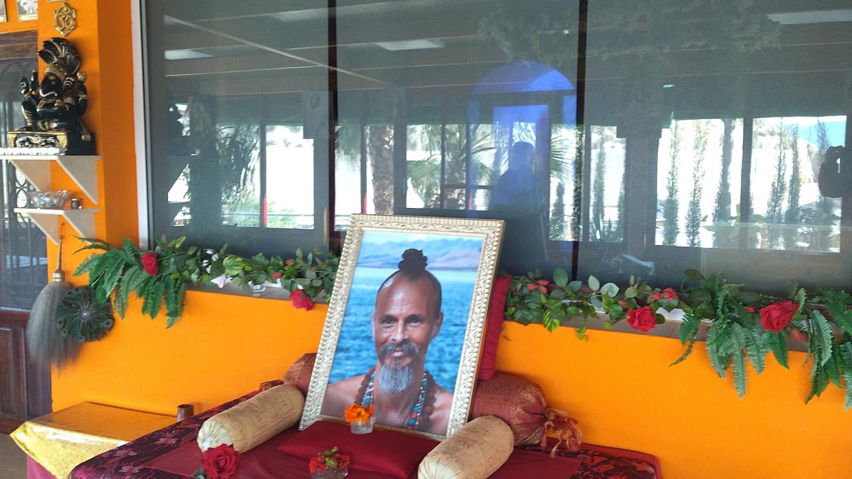 Espacio que ocupa el maestro 'Trascendencia Total' en el templo Shri Chakra que está conectado con su casa cueva.