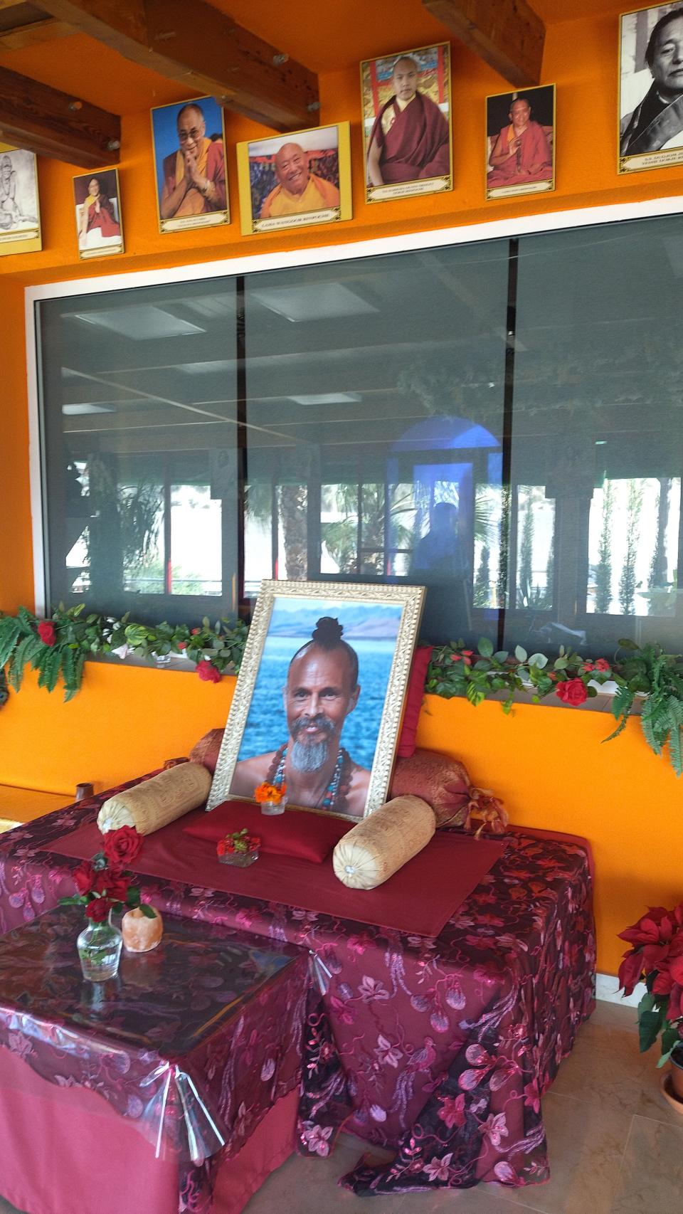 Espacio que ocupa el maestro 'Trascendencia Total' en el templo Shri Chakra que está conectado con su casa cueva.
