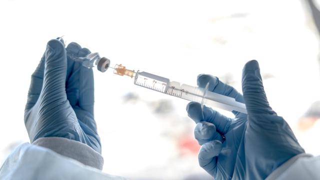 Un investigador manipula una vacuna.