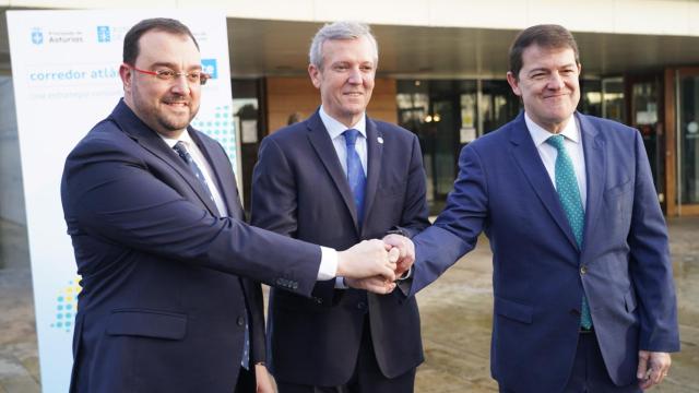 El presidente de la Junta de Castilla y León, Alfonso Fernández Mañueco, junto con el presidente de la Xunta de Galicia, Alfonso Rueda, y el del Principado de Asturias, Adrián Barbón.