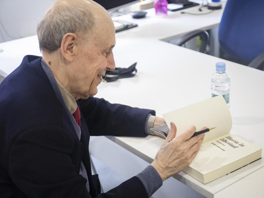 José Luis Leal acaba de publicar sus memorias: Hacia la libertad (Editorial Turner).