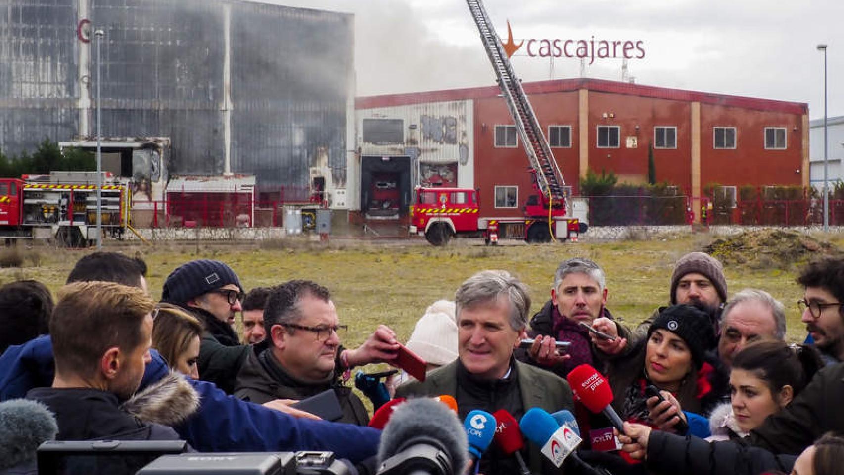 El presidente de Cascajares atendiendo a los medios de comunicación tras el siniestro. R. Garcia EFE