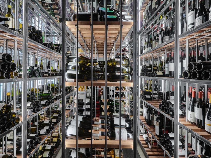 La extensa bodega de Berria Wine Bar