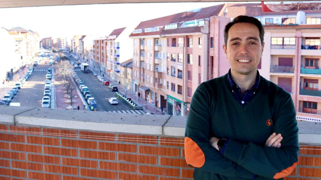 El alcalde de Benavente, Luciano Huerga, en su despacho del edificio administrativo del Ayuntamiento