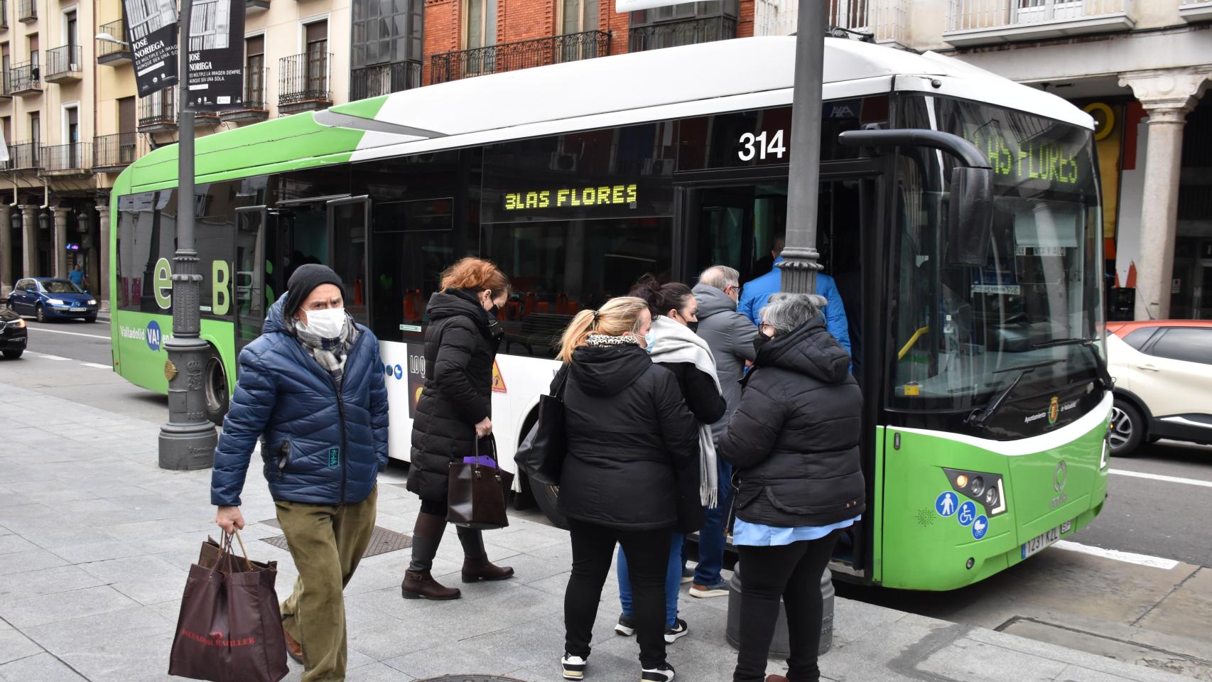 Usuarios subiendo al autobús