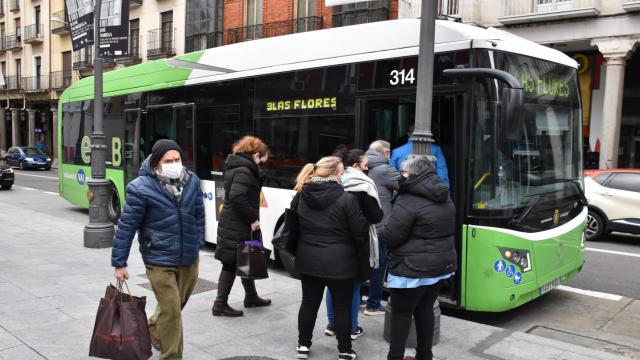 Usuarios subiendo al autobús