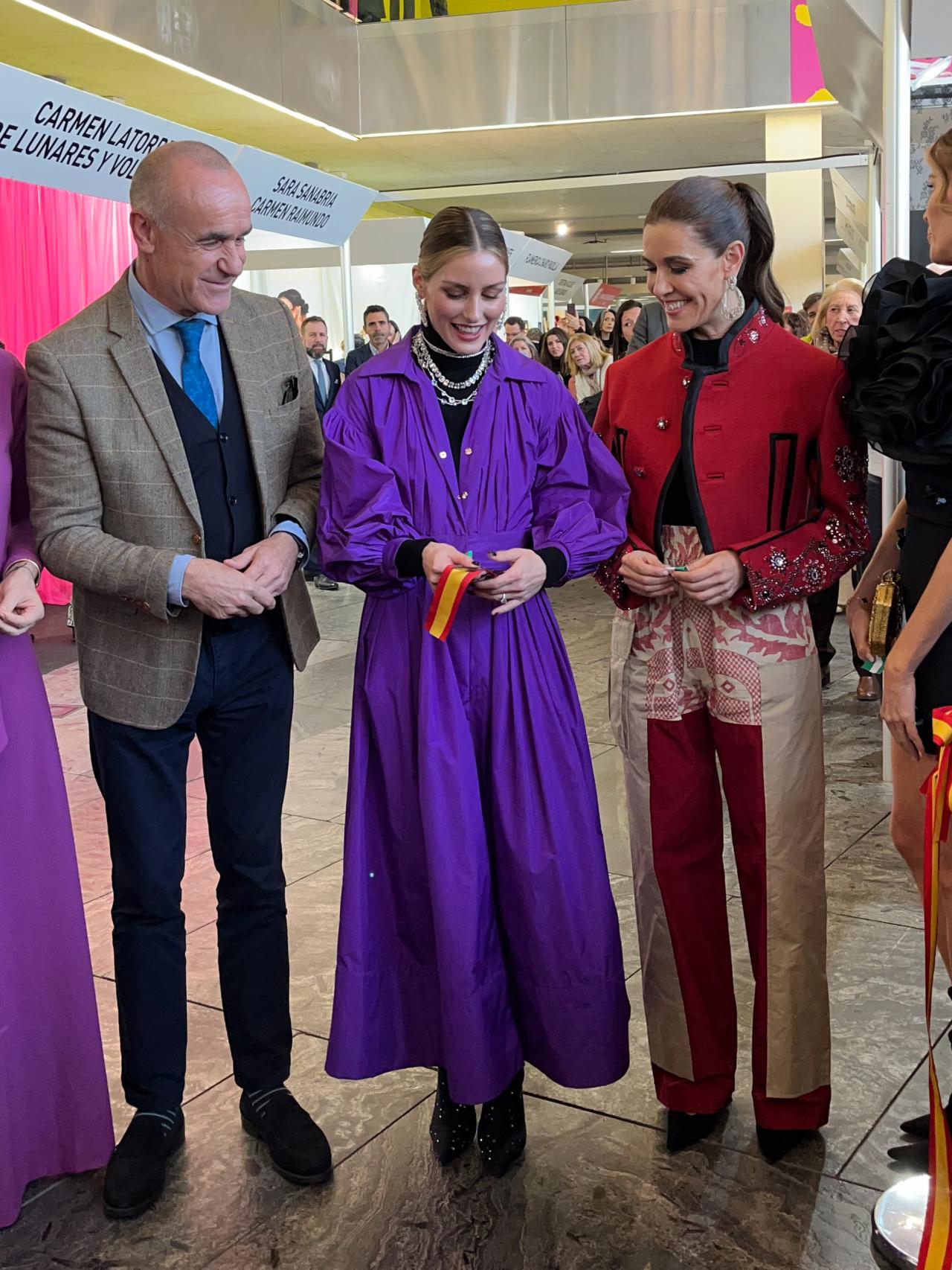 La 'influencer' Olivia Palermo cortando la cinta de SIMOF junto a Raquel Sánchez Silva y el alcalde de Sevilla, Antonio Muñoz.