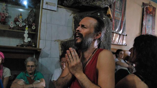 José Manuel Cánovas Rivera durante un rezo místico antes de autodenominarse 'Trascendencia Total'.