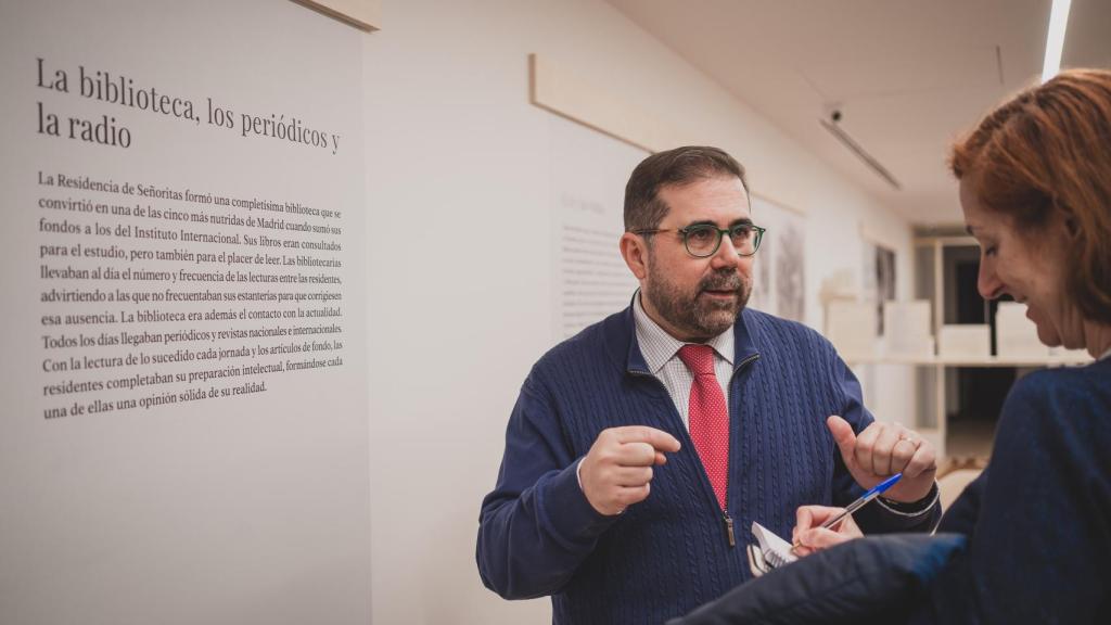 Federico Buyolo, comisario ejecutivo de ambas exposiciones, conversando con MagasIN.