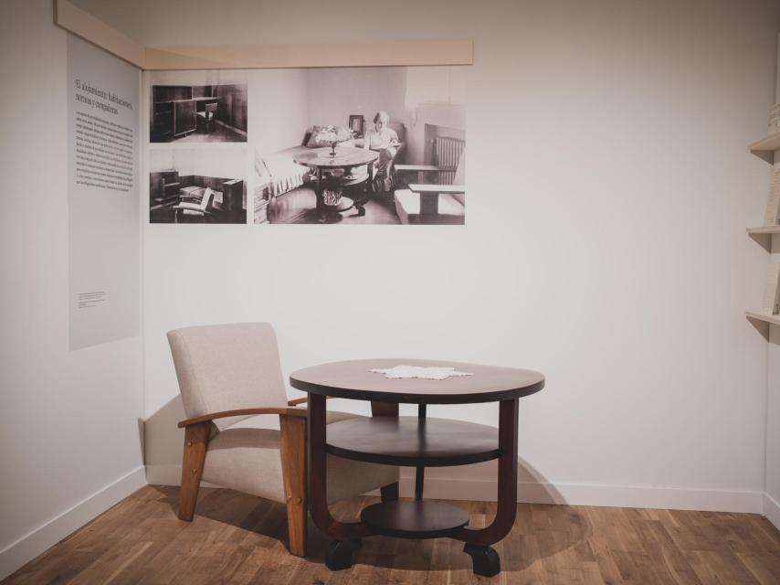 Fotos y objetos de la época en un rincón de la exposición.