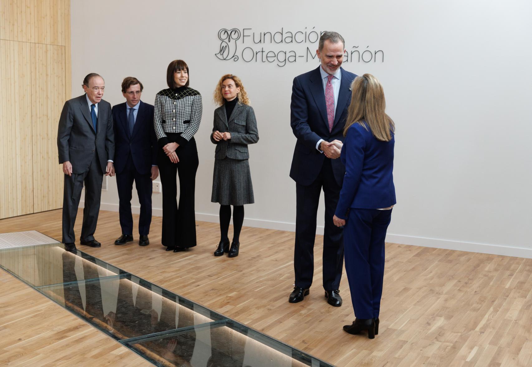 El Rey Felipe VI saluda a la vicesecretaria de Política Social del Partido Popular, Ana Pastor, durante la inauguración del espacio cultural Ortega-Marañón.