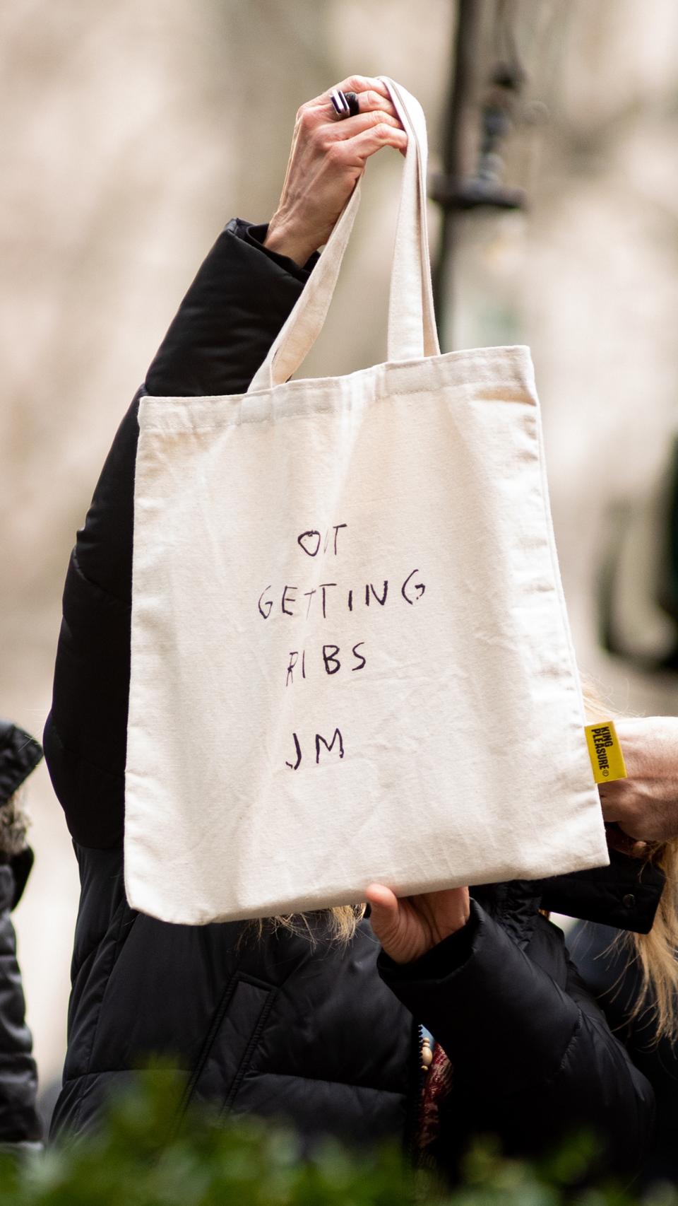Bolso de tela del artista JM Basquiat.