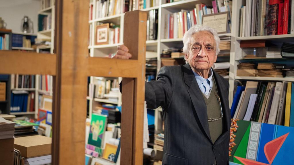 El madrileño, junto a la enorme biblioteca que atesora en su casa.