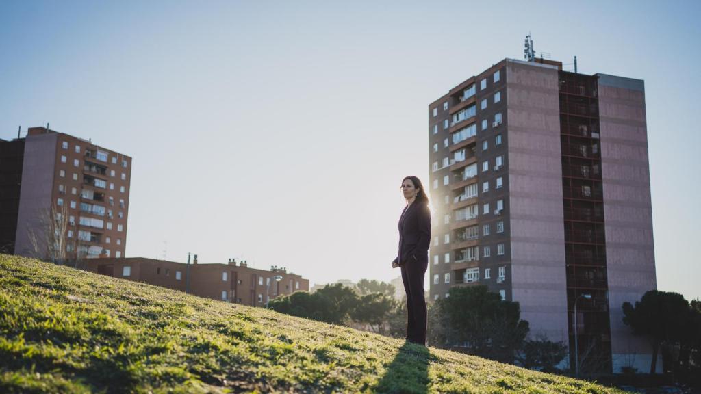 Mónica García, con Vallecas de fondo, en lo alto del Cerro del Tío Pío.