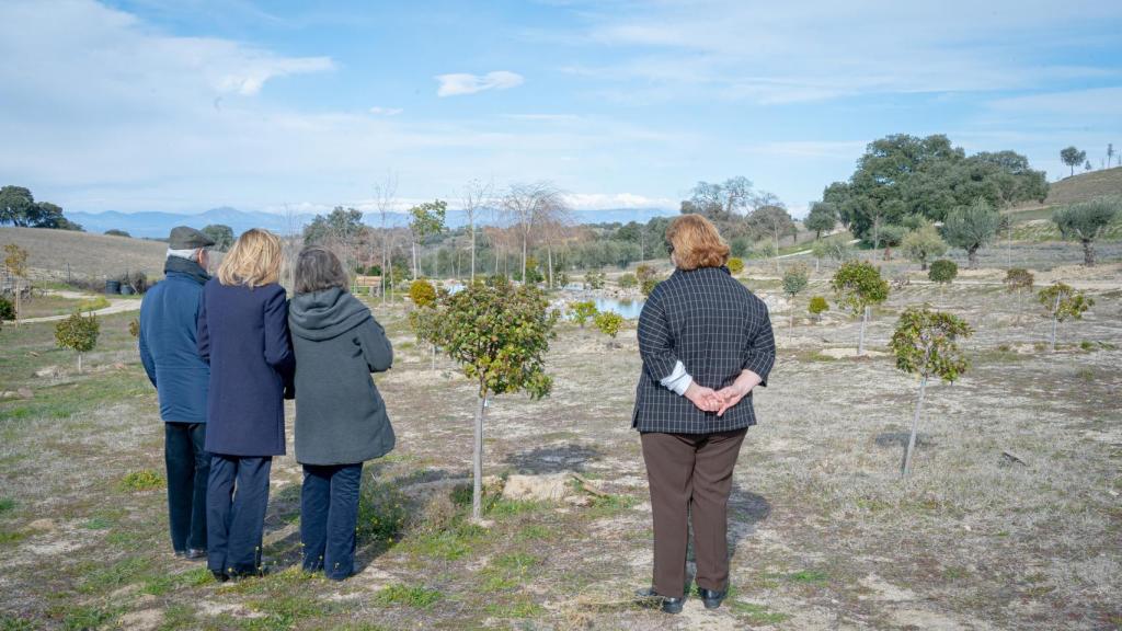 Una familia delante del árbol de su familiar.