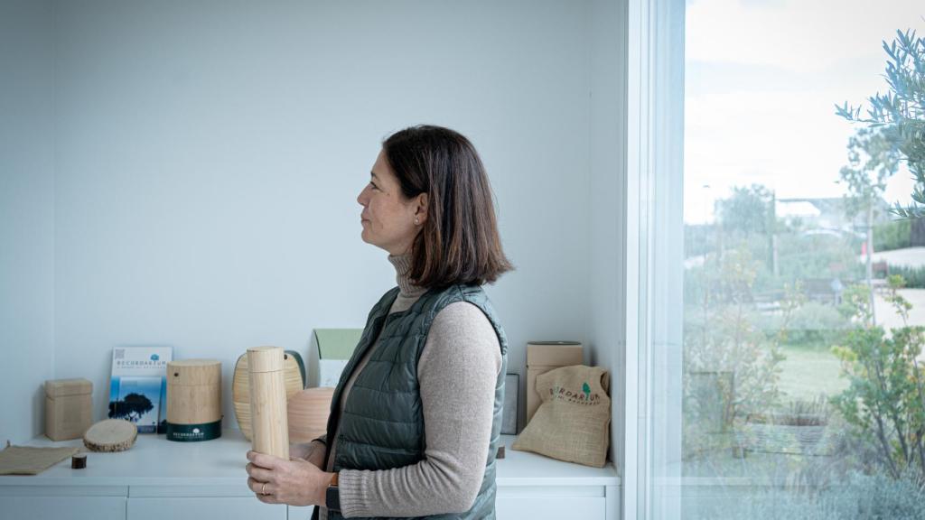 Ana, con algunas de las urnas biodegradables para enterrar las cenizas de los difuntos.